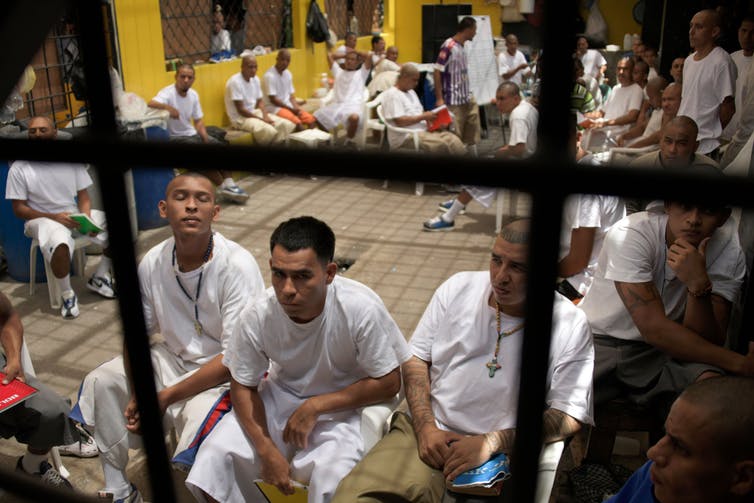 Penangkapan Massal dan Penjara yang Penuh Sesak di El Salvador Memicu Ketakutan Akan Virus Corona